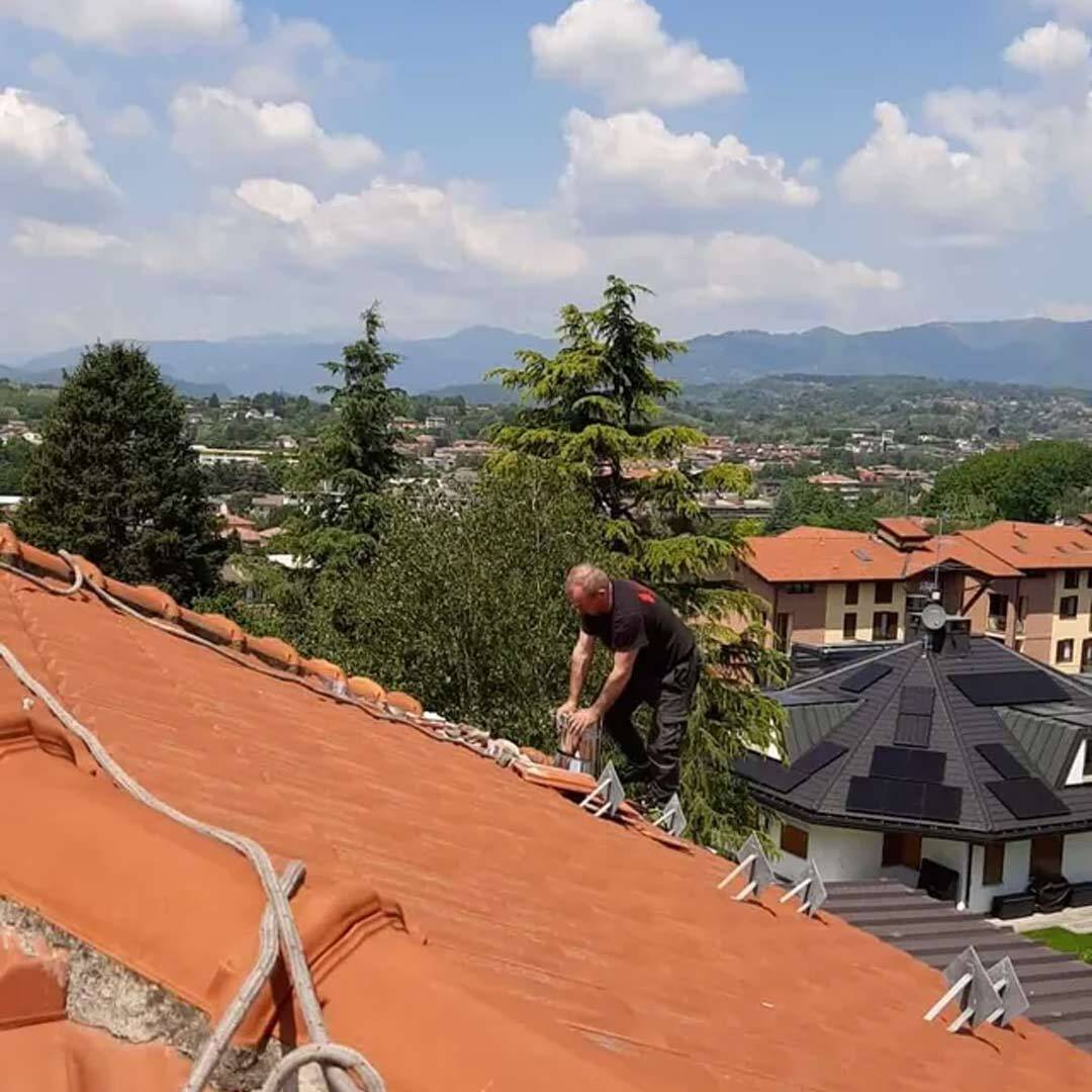spazzacamino-capra-marco-cantù-lavoro-tetto-installazione-fumaria